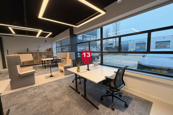 Fixed desk 13
