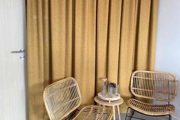 Alle offices voorzien van gordijnen